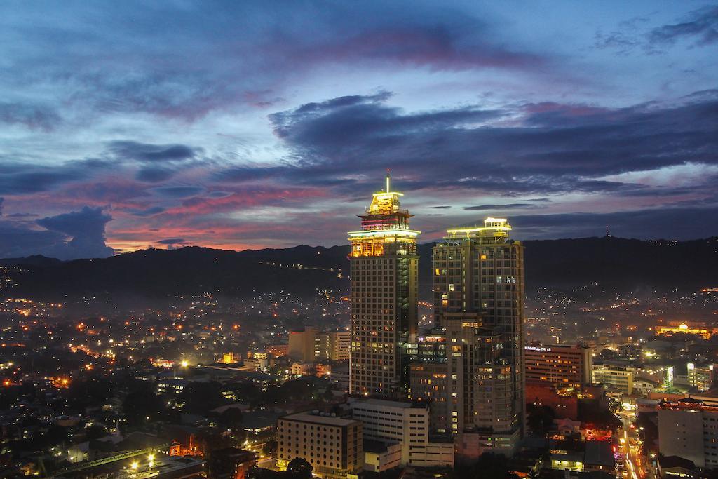 Crown Regency Hotel & Towers Cebu Exterior foto